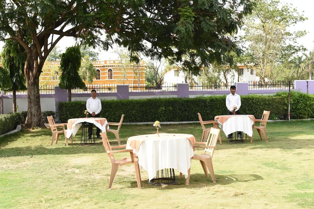 בודהגאיה Hotel Lumbini International מראה חיצוני תמונה